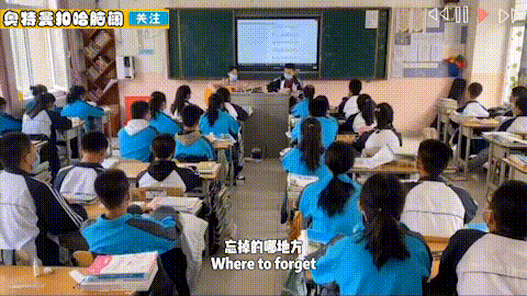 【奥特曼】两个同学在讲台上唱歌、女生给男生吉他伴奏结果一整个班都跟着唱了!!!